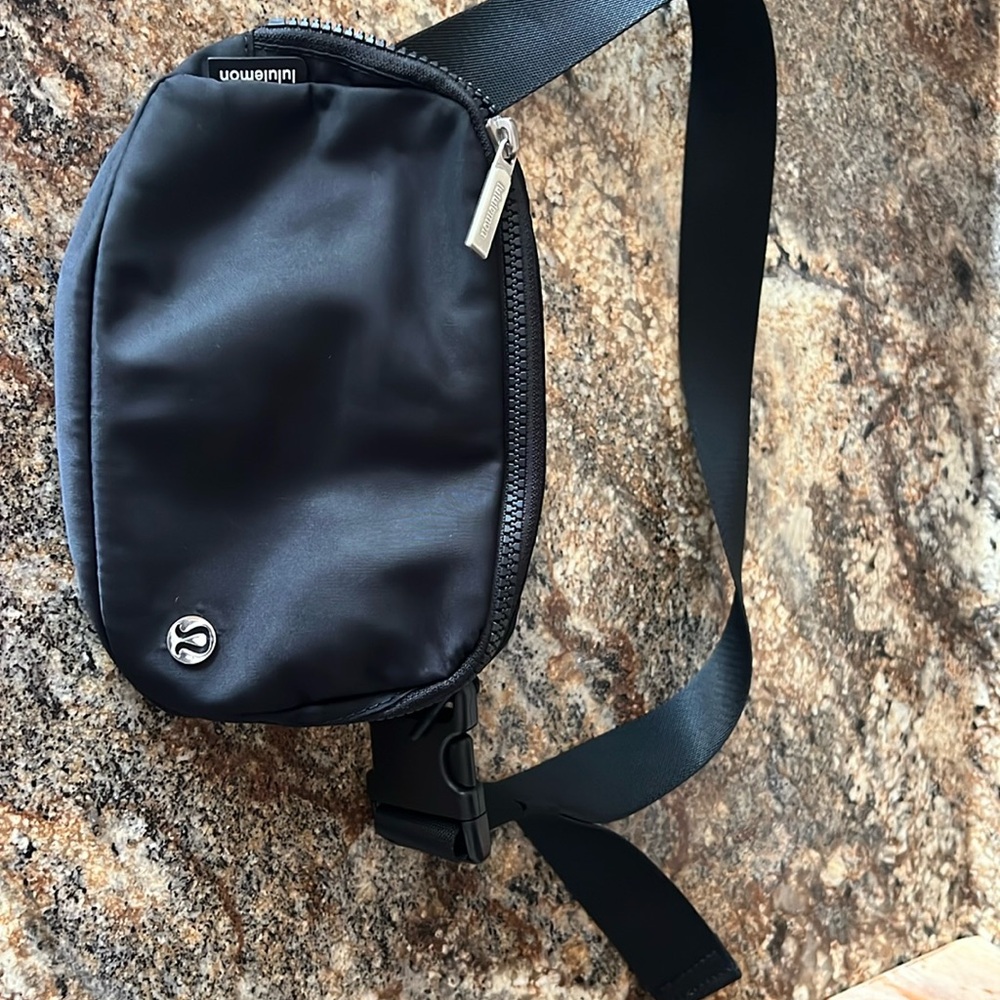 Lululemon everywhere belt bag